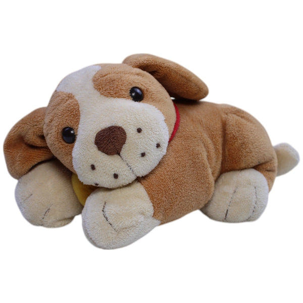 Hund mit Herz-Halsband, liegend