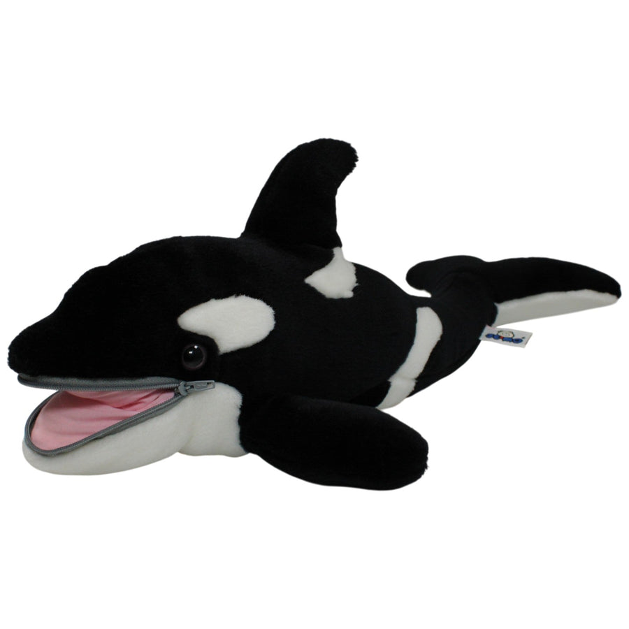 Orca mit Reisverschluss am Maul