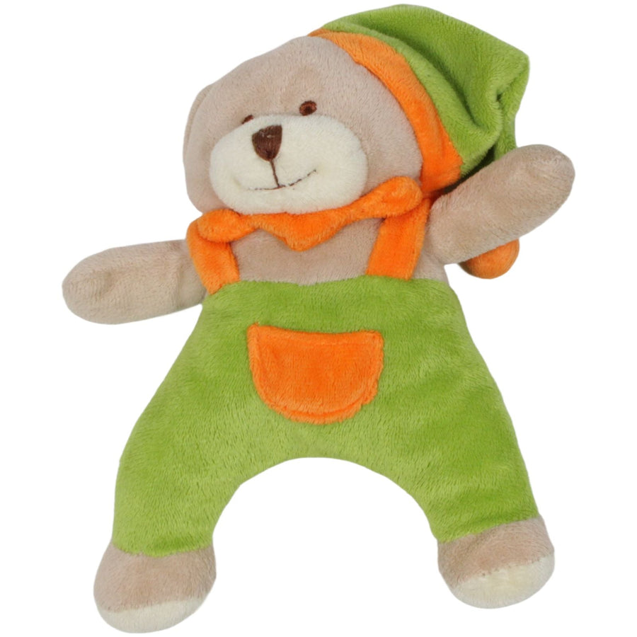 Rassel-Teddybär mit grüner Latzhose und Zipfelmütze