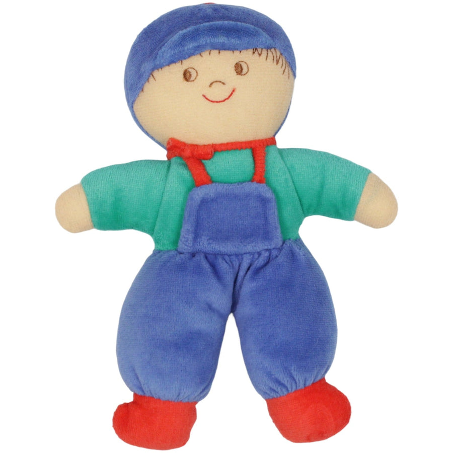Kind mit blauer Kleidung und Mütze