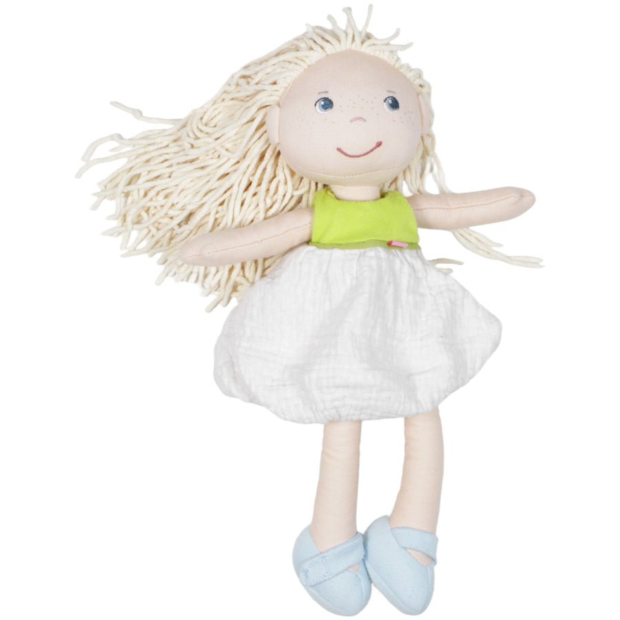 Jil mit grün-weißem Kleid