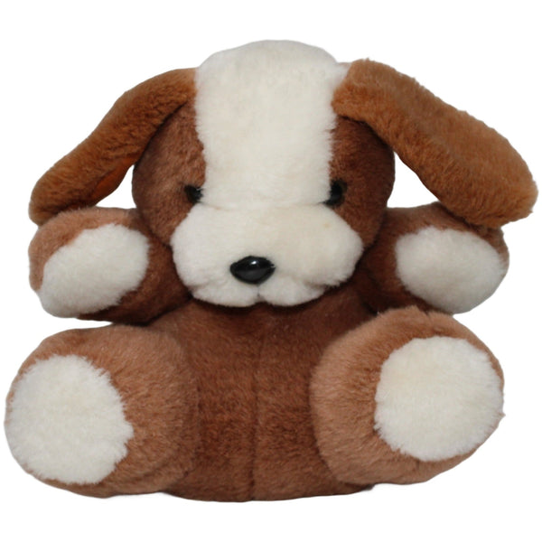 Süßer braun-weißer Hund, sitzend