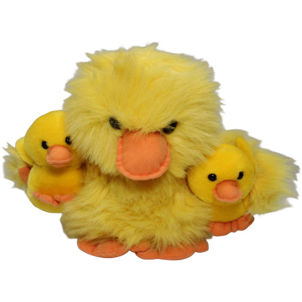 Ente mit zwei Babys im Arm, stehend