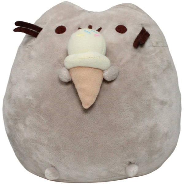Graue dicke Katze mit Eiswaffel