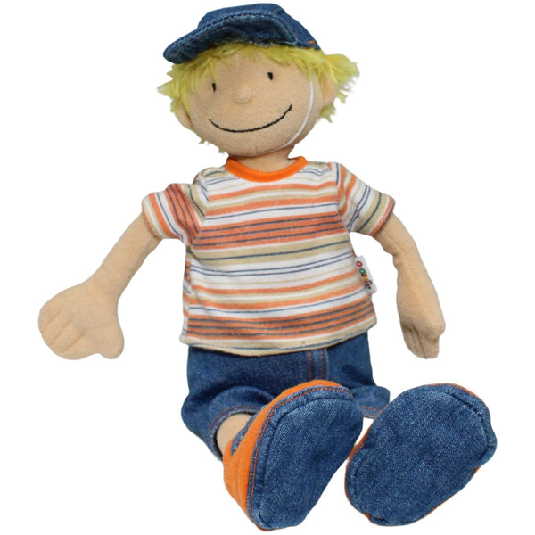 Blonder Junge mit Kappe