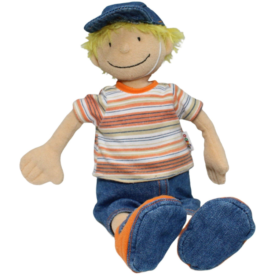 Blonder Junge mit Kappe