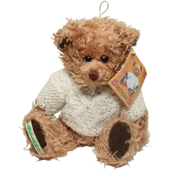 Teddy Brendan mit weißem Pulli "IRELAND"