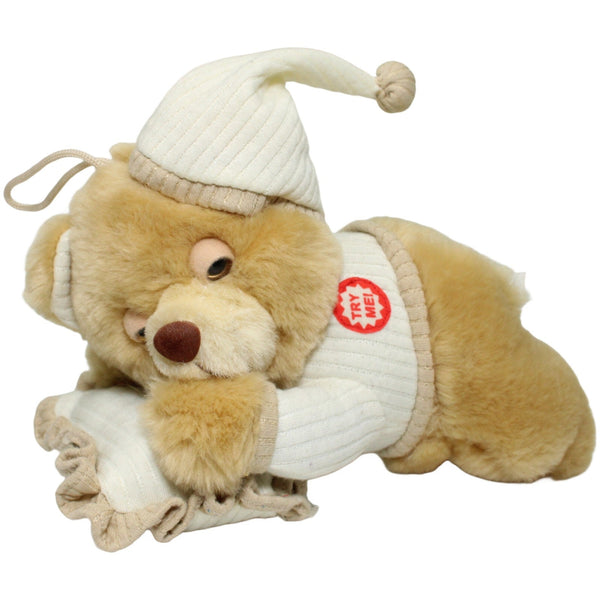 Schnarchender Bär mit Mütze & Kissen, liegend