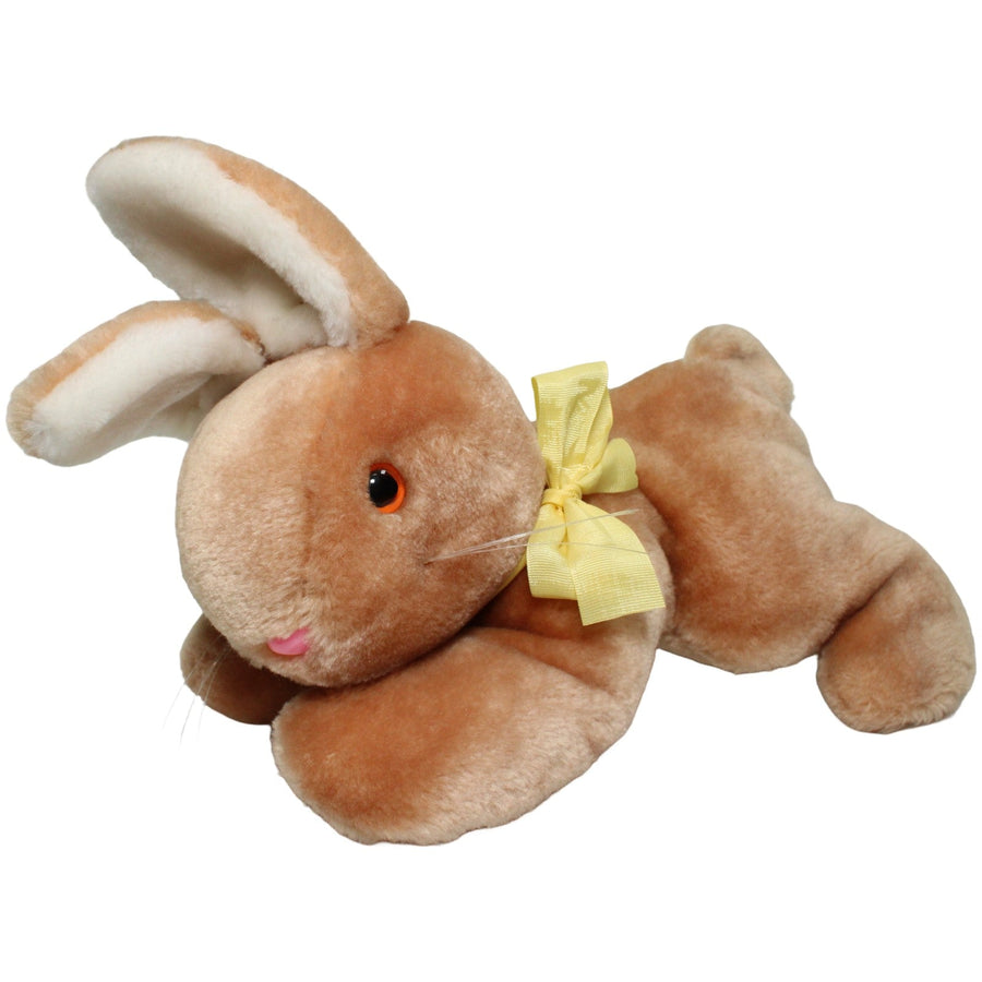 Hellbrauner Hase mit gelbem Band, liegend