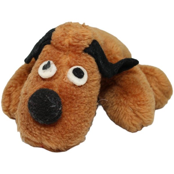 Brauner Hund mit schwarzen Ohren, liegend