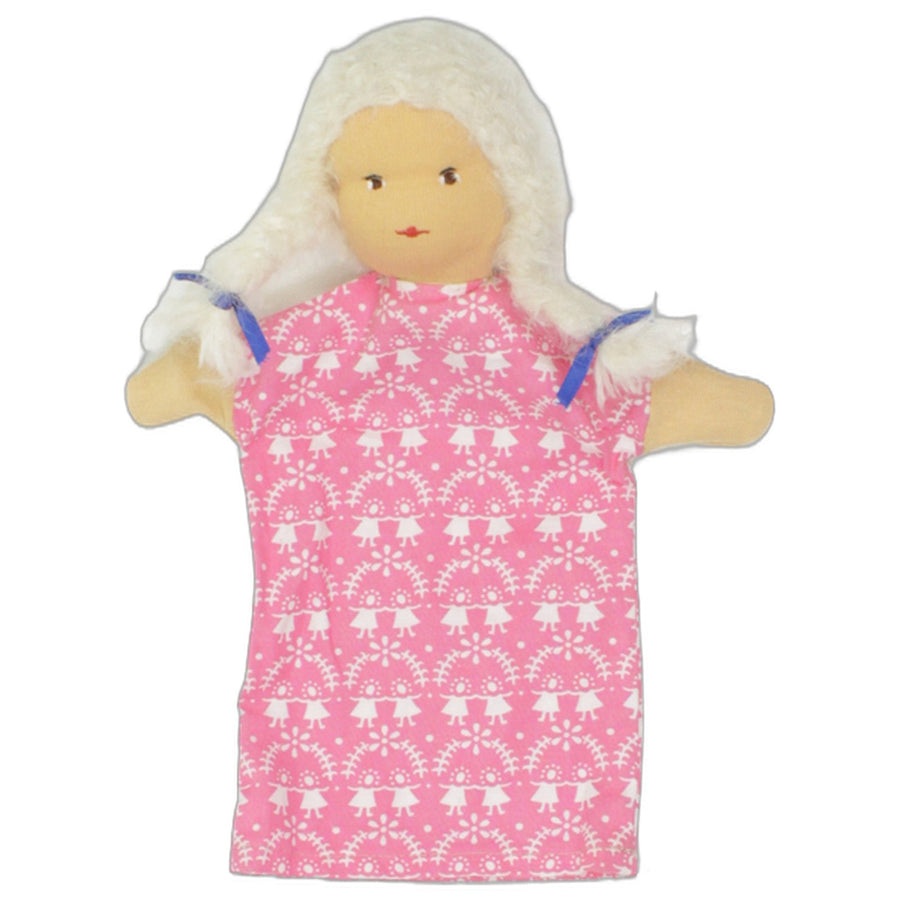Mädchen mit weißen Zöpfen und rosa Kleid