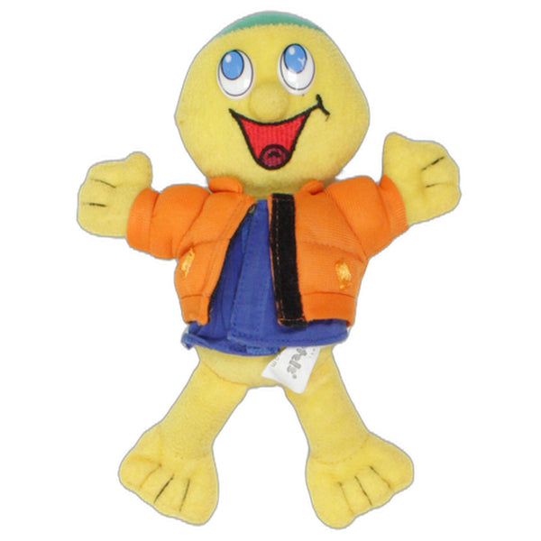 Kind mit grüner Kappe und oranger Jacke