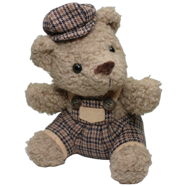 Sitzender Teddy mit karierten Latzhose & Mütze