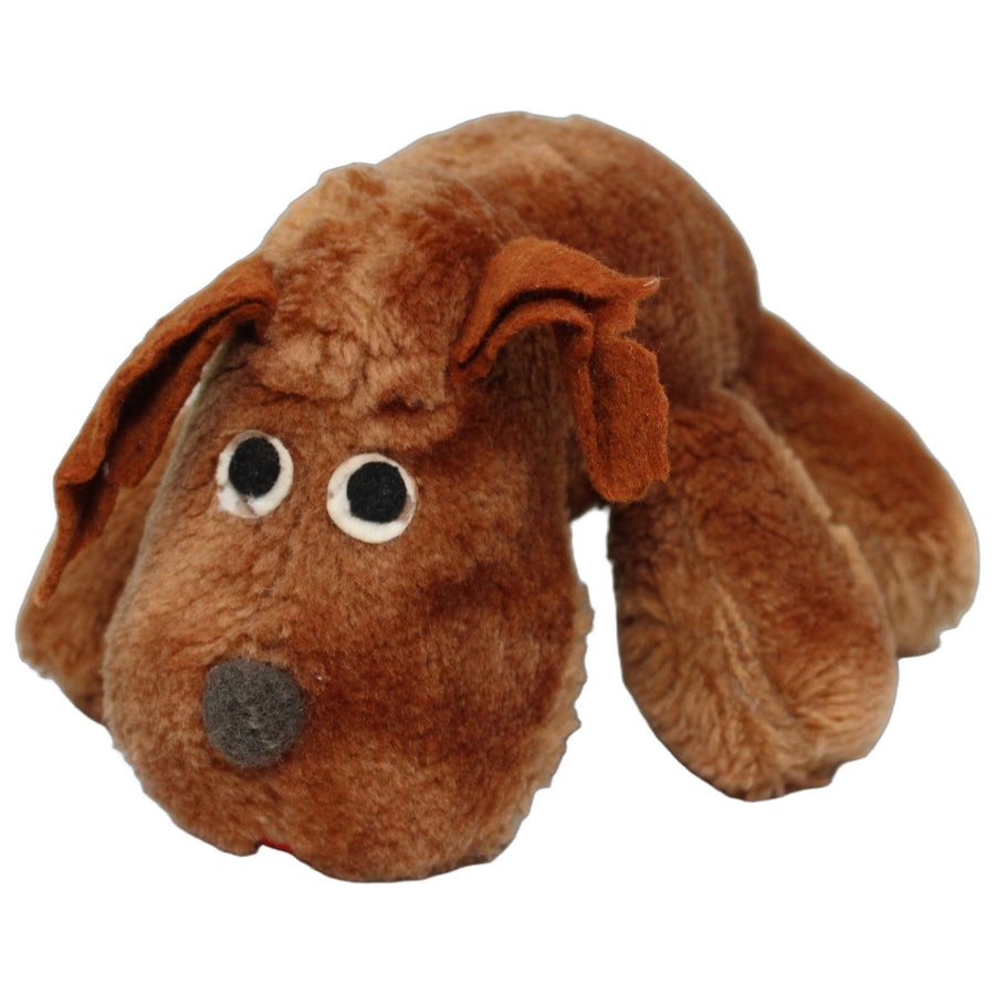 Süßer brauner Hund mit Zunge