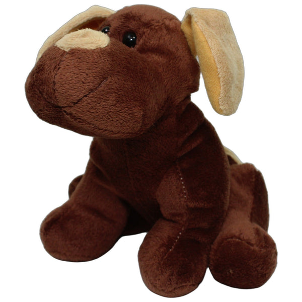 Brauner Hund mit hellen Schlappohren, sitzend