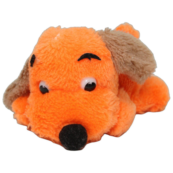 Kleiner liegender Hund mit braunen Ohren, orange