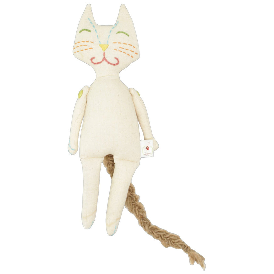 Lange beige Katze mit geflochtenem Schwanz
