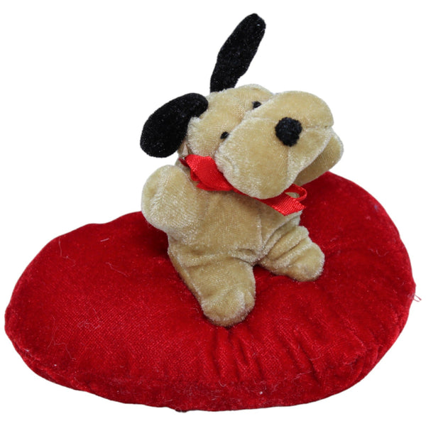 Hund auf rotem Herz