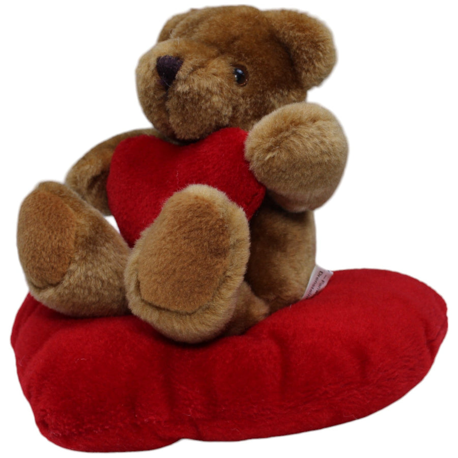 Teddybär mit Herz, sitzend auf Herz