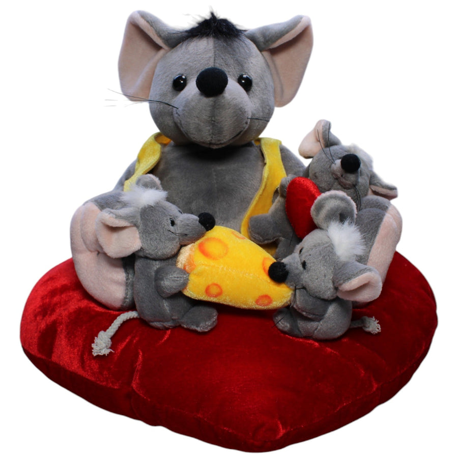 Mäuse-Familie auf Herz mit Käse