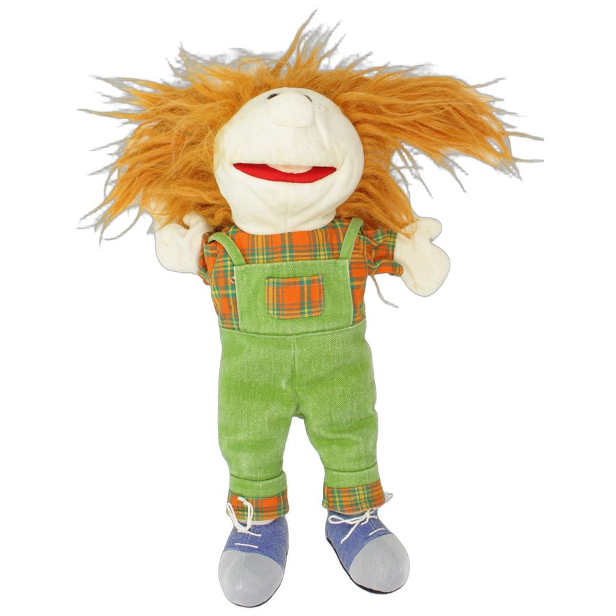 Lucy mit grüner Latzhose & orangem Hemd