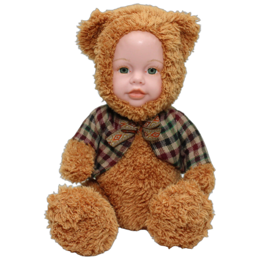 Baby als Teddybär in karierter Jacke